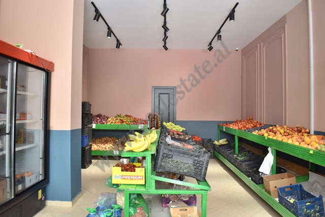 Dyqan per shitje&nbsp; ne rrugen Kole Koci ne zonen e Yzberishtit prane rruges 3 Deshmoret.
Pozicio